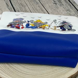 3 besondere Gnome, maritime Umhänge-Tasche aus Kunstleder mit passendem Schultergurt in weiß blau, bestickt Bild 4
