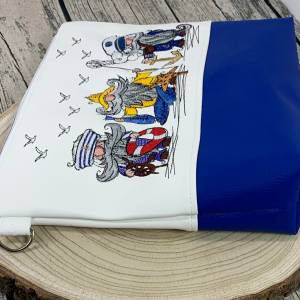 3 besondere Gnome, maritime Umhänge-Tasche aus Kunstleder mit passendem Schultergurt in weiß blau, bestickt Bild 5