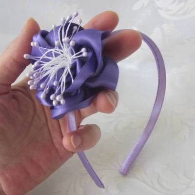 Festlicher Haarreif in Lila mit romantischer Satinblume 