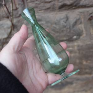 filigrane kleine Vase Kelch zartgrünes Glas mundgeblasen Lauscha 70er Jahre Vintage DDR Bild 5