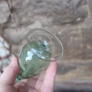 filigrane kleine Vase Kelch zartgrünes Glas mundgeblasen Lauscha 70er Jahre Vintage DDR Bild 7