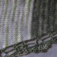 Dreieckstuch, Schaltuch aus handgefärbter Wolle, gestrickt und gehäkelt, Schal, Stola Bild 3