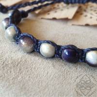 dunkelblaues Armband mit lila-perlmuttfarbenen Glasperlen - Unisex - größenverstellbar - Makramee Bild 1