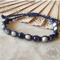 dunkelblaues Armband mit lila-perlmuttfarbenen Glasperlen - Unisex - größenverstellbar - Makramee Bild 2