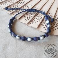 dunkelblaues Armband mit lila-perlmuttfarbenen Glasperlen - Unisex - größenverstellbar - Makramee Bild 3