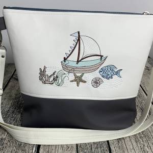 Boot - unter Wasser - Tasche - maritim - Umhängetasche Milow Handmade und bestickt - aus Kunstleder mit passendem Gurt Bild 1