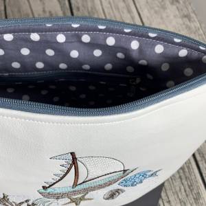 Boot - unter Wasser - Tasche - maritim - Umhängetasche Milow Handmade und bestickt - aus Kunstleder mit passendem Gurt Bild 4