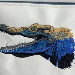 Krokodil - Tasche - Umhängetasche Milow Handmade und bestickt - aus Kunstleder mit passendem Schultergurt Bild 2