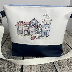 Umhängetasche maritim bestickt, Haus am Meer - Häuser - Boot - Wasser - Tasche aus Kunstleder mit passendem Gurt Bild 1