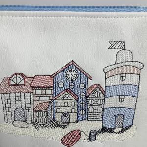 Umhängetasche maritim bestickt, Haus am Meer - Häuser - Boot - Wasser - Tasche aus Kunstleder mit passendem Gurt Bild 2