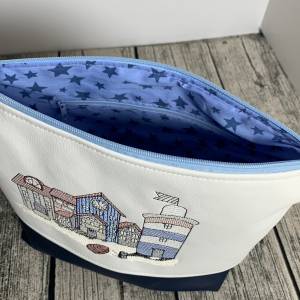 Umhängetasche maritim bestickt, Haus am Meer - Häuser - Boot - Wasser - Tasche aus Kunstleder mit passendem Gurt Bild 4