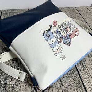 Umhängetasche maritim bestickt, Haus am Meer - Häuser - Boot - Wasser - Tasche aus Kunstleder mit passendem Gurt Bild 5