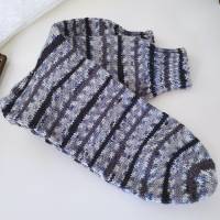 Socken für Männer in Gr. 42/43, Männersocken Wollsocken Söckchen, gestrickte Strümpfe in grau und schwarz, handgestrickt Bild 1