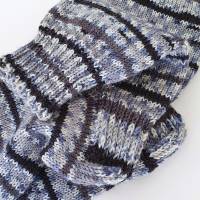 Socken für Männer in Gr. 42/43, Männersocken Wollsocken Söckchen, gestrickte Strümpfe in grau und schwarz, handgestrickt Bild 2