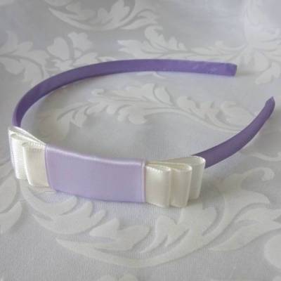 Eleganter Haarreif Fascinator in Flieder und Cremeweiß mit einer Schleife 