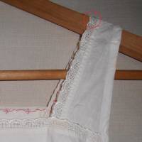 Hemdchen Baumwolle und Baumwollspitze weiß Lochstickerei Vintage etwa aus den 1930er oder 1940er Jahren Bild 4