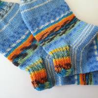Handgestrickte Socken Gr. 38/39 Söckchen Wollsocken, bunte Strickstrümpfe mit Muster blau, orange, gelb und grün Bild 4
