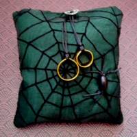 Ringkissen Gothic Hochzeit quadratisch schwarz auf dunkelgrünem Grund und Spinnennetz mit Spinne Steampunk Bild 1