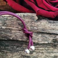 Blumige Kettenanhänger mit bunten Perlen an Lederband Bild 3