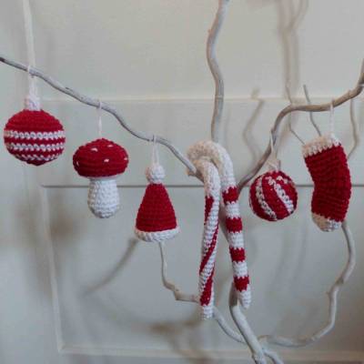 Häkelanleitung Weihnachtsbaumanhänger, 6 Modelle: Zuckerstange, Kugel, Pilz, Mütze, Socke, pdf-Datei