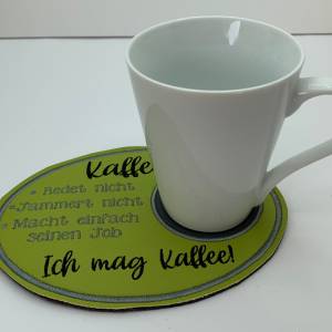 Untersetzer Tassenteppich MugRug Kunstleder/Filz grün Kaffee Spruch witzig bestickt Tischdeko praktisch Bild 1