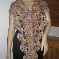Schaltuch aus handgefärbter Wolle mit breiter Musterkante, gehäkelt, Schal, Dreiecksschal Bild 3