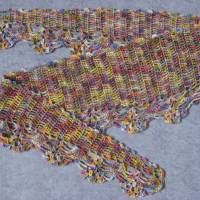 Schaltuch aus handgefärbter Wolle mit breiter Musterkante, gehäkelt, Schal, Dreiecksschal Bild 4