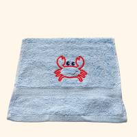 kuschelweiches Handtuch bestickt mit kleinen Tieren, Blickfang für jedes Bad, Baumwolle, hellblau mit einem Krebs Bild 1