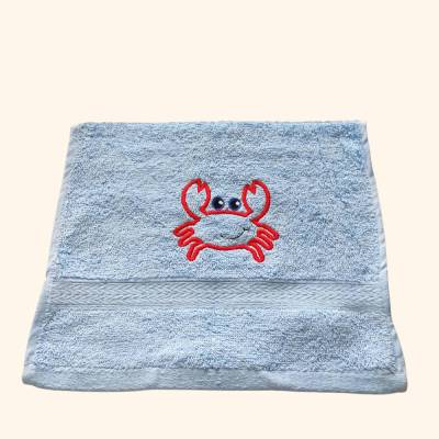 kuschelweiches Handtuch bestickt mit kleinen Tieren, Blickfang für jedes Bad, Baumwolle, hellblau mit einem Krebs