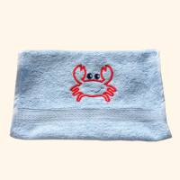 kuschelweiches Handtuch bestickt mit kleinen Tieren, Blickfang für jedes Bad, Baumwolle, hellblau mit einem Krebs Bild 2