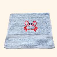 kuschelweiches Handtuch bestickt mit kleinen Tieren, Blickfang für jedes Bad, Baumwolle, hellblau mit einem Krebs Bild 3