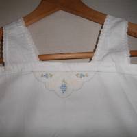 Kleines Hemdchen Baumwolle weiß mit Stickereieinsatz Vintage etwa aus den 1930er oder 1940er Jahren Bild 2