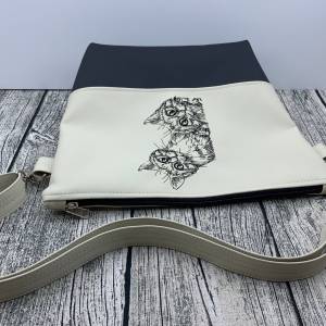Tasche Handtasche Umhängetasche Milow aus tollem Kunstleder handmade bestickt mit zwei Katzen beige schwarz Bild 4