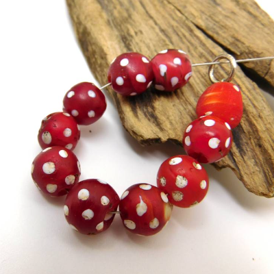 10 alte rote Skunk Perlen mit weißen Punkten – seltene venezianische Handelsperlen für Schmuck & Sammler