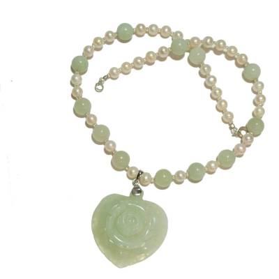 Kette Jade grün und Perlen weiß mit Herz als Geschenk für sie Perlenkette Blüte