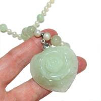 Kette Jade grün und Perlen weiß mit Herz als Geschenk für sie Perlenkette Blüte Bild 4