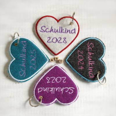 Bestickter Herz-Schlüsselanhänger aus Filz "Schulkind mit Jahr" *Farben individuell wählbar