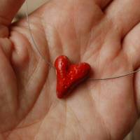 Rotes Herz aus Keramik an Edelstahl-Halsreif - Geschenk für die Liebste Bild 7