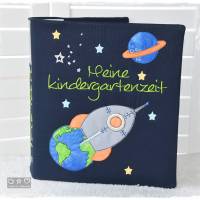 Kindergartenordner, Portfolio, Ordnerhülle mit Rakete, Planeten und Sterne, personalisierbar Bild 1