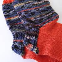Handgestrickte Socken für Kinder, Jungs und Mädels, Gr. 29/30, Wollsocken Kindersocken blau-grau meliert und orange-rot Bild 4