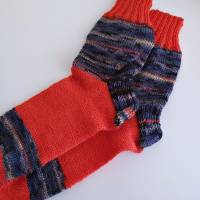 Handgestrickte Socken für Kinder, Jungs und Mädels, Gr. 29/30, Wollsocken Kindersocken blau-grau meliert und orange-rot Bild 5