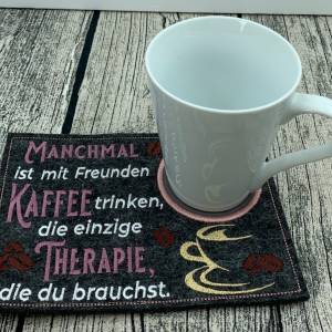 Kaffee mit Freunden Therapie - Untersetzer aus Filz - Polyesterfilz - bestickt - ca. 13 x 18 cm - toller Spruch - MugRug Bild 1