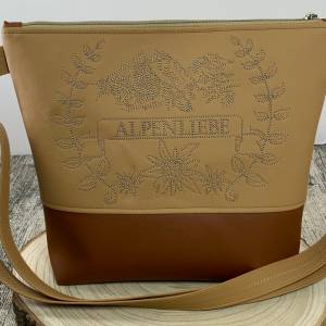 Alpenliebe Umhänge-Tasche braun handmade bestickt, aus Kunstleder mit passendem Schultergurt - Tasche - Handtasche Berge Bild 1