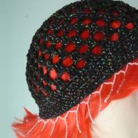 Schwarze handgehäkelte Mütze mit Perlenband, Bild 1