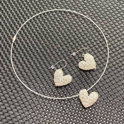 Geschenkidee Zum Valentinstag: Halsreif und/oder Ohrringe mit gestricktem "HERZ" aus silberfarbenem Kupferdraht mit eingestrickten glitzernden