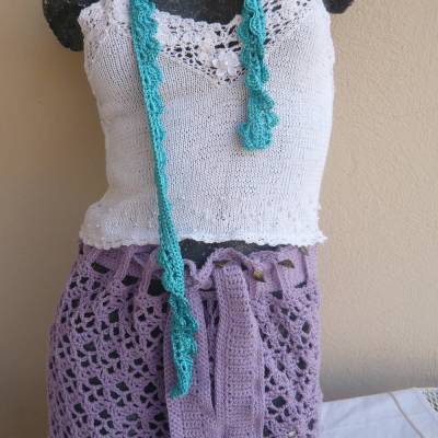  Handgestricktes weißes Top mit blauen Schmuckschal