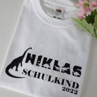 Personalisiertes T-Shirt für Jungen oder Mädchen zum Schulanfang. Schulkind 2024 mit Wunschname und Dinosaurier. Bild 5