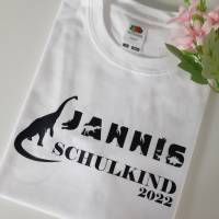 Personalisiertes T-Shirt für Jungen oder Mädchen zum Schulanfang. Schulkind 2024 mit Wunschname und Dinosaurier. Bild 6