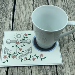 Anker mit Blumen - MugRug - Tassenteppich - Tassenuntersetzer - Kunstleder - Unterseite Filz - bestickt - Untersetzer - Bild 1