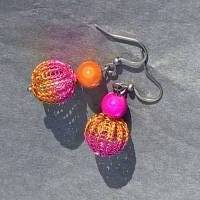Ohrringe mit doppelt gestrickten bicolor Kugeln aus orange- und pinkfarbenem Kupferdraht und magischen Leuchtperlen Bild 1